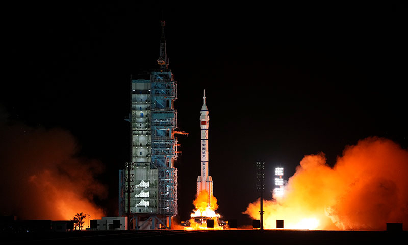 11月29日23時08分，搭載神舟十五號載人飛船的長征二號F遙十五運載火箭在酒泉衛星發射中心點火發射，約10分鐘后，神舟十五號載人飛船與火箭成功分離，進入預定軌道，航天員乘組狀態良好，發射取得圓滿成功。新華社記者 李剛 攝