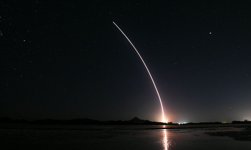 11月29日23時08分，搭載神舟十五號載人飛船的長征二號F遙十五運載火箭在酒泉衛星發射中心點火發射，約10分鐘后，神舟十五號載人飛船與火箭成功分離，進入預定軌道，航天員乘組狀態良好，發射取得圓滿成功。新華社記者 貝赫 攝