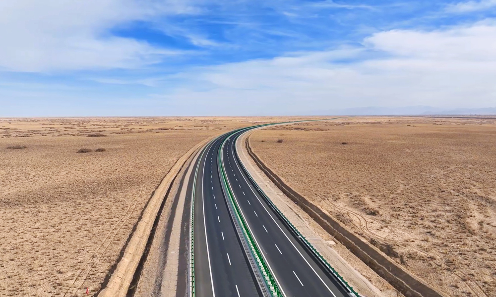 格茫公路擴建工程位于青海省海西蒙古族藏族自治州，采用“新建一幅+老路改建一幅”模式建設，全長343.14公里，平均海拔2850米，為雙向四車道一級公路建設標準。全線90%以上的路段是鹽堿、沼澤地質，工程點多線長、有效施工時間短、交通轉換復雜、環境保護要求高。中鐵五局建設團隊引進國際最先進的瀝青攪拌和攤鋪設備，精心組織、科學施工，解決了鹽堿沼澤、鹽漬土、水草地等不良地質路段多、高寒高海拔施工難等難題，提前5個月完成項目主體工程建設任務。