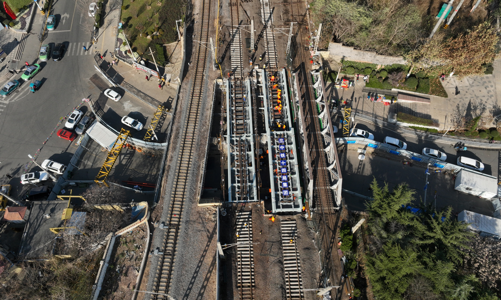 12月5日上午，由中國鐵建所屬中鐵十四局負責的膠濟客專海岸路橋換梁施工順利完成。該橋建于1901年，距今已有121年歷史，是山東省境內服役年限最長的鐵路鋼梁橋。圖為換梁成功現場。