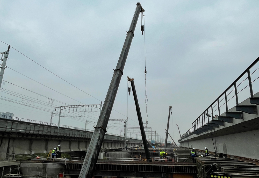 本次施工的成都南聯絡右線特大橋位于成都市三環路南三段至錦江大道之間，梁體全長89.9米，高2.5米，梁體重約2200噸，為全線重點工程。施工過程中，平移粱平移距離為22.29米，相當于在空中同時拖動1500輛小轎車進行移動。該平移粱施工同時創下了國內最大的連續變截面道岔梁橫向平移施工記錄，為同類型施工提供了經驗。圖為平移梁施工現場。