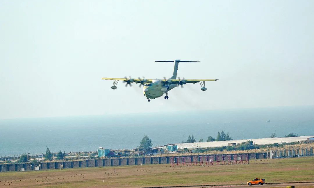 研制批全狀態新構型滅火機共投產4架，此次飛行試驗的AG600M（1006架）屬該型飛機的第三架。首架機已于5月31日實現了陸上首飛，8月29日實現了水上首飛。第二架機于9月10日實現陸上首飛。第三架機自交付試飛站位以來，陸續完成地面調試、發動機試車、低中高速滑行，于12月9日完成了首次飛行試驗，截至目前，已有三架機同時開展飛行驗證試驗任務。