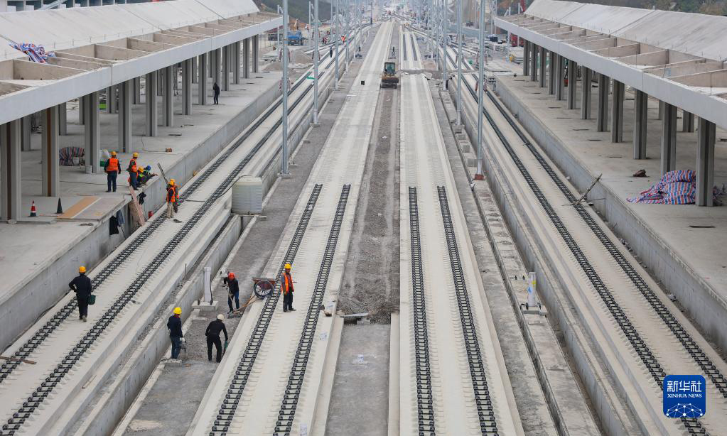 12月12日，正在緊張建設中的荔波站。新華社記者 劉續 攝