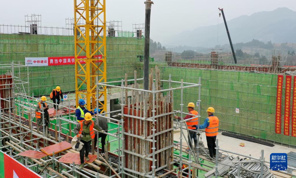 12月12日，工作人員在進行混凝土澆筑（無人機照片）。新華社記者 劉續 攝