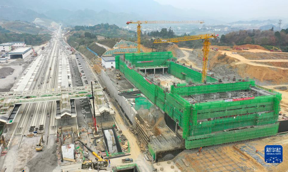 12月12日，荔波站站房成功封頂（無人機照片）。新華社記者 劉續 攝