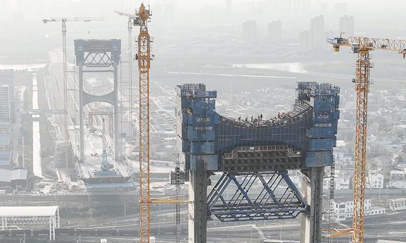 12月14日，工人在跨襄陽北編組站大橋T3主塔上施工（無人機照片）。新華社記者 程敏 攝