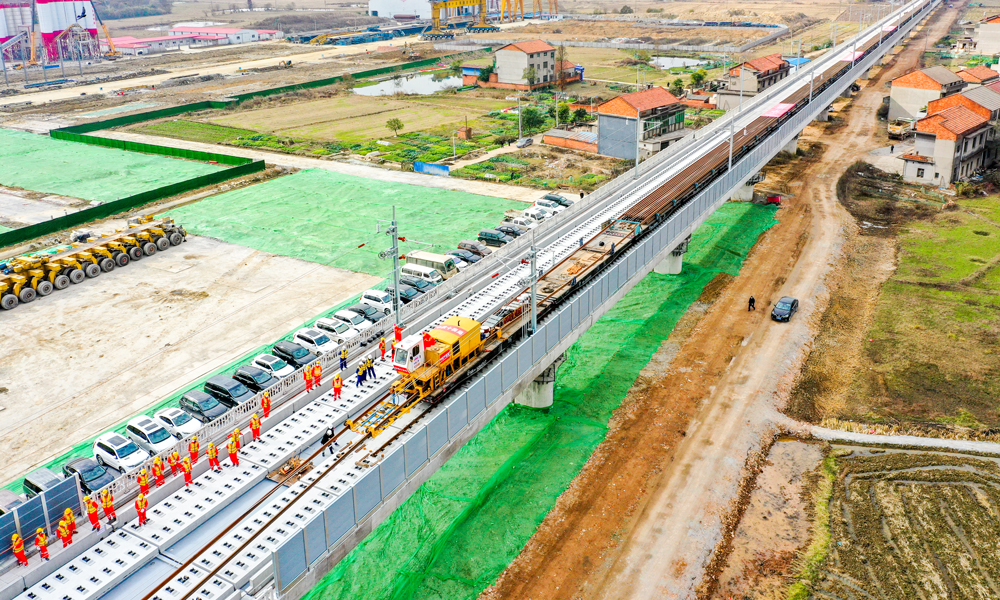 據悉，昌景黃高鐵建成后，將連接杭黃高鐵，黃山、杭州與南昌、景德鎮的聯系更加緊密，東部地區將形成一條跨越浙皖贛三省名城、名湖、名山的“黃金旅游線”，也是一條紅色旅游線、文化旅游線和生態旅游線，將促進長江經濟帶打造的三大增長極之一——長江中游城市群中特大城市南昌的輻射帶動作用，并將江西省打造成為“一帶一路”建設連接點和內陸開放型經濟戰略高地，對促進沿線經濟發展具有重要意義。圖為昌景黃高鐵鋪軌施工現場。