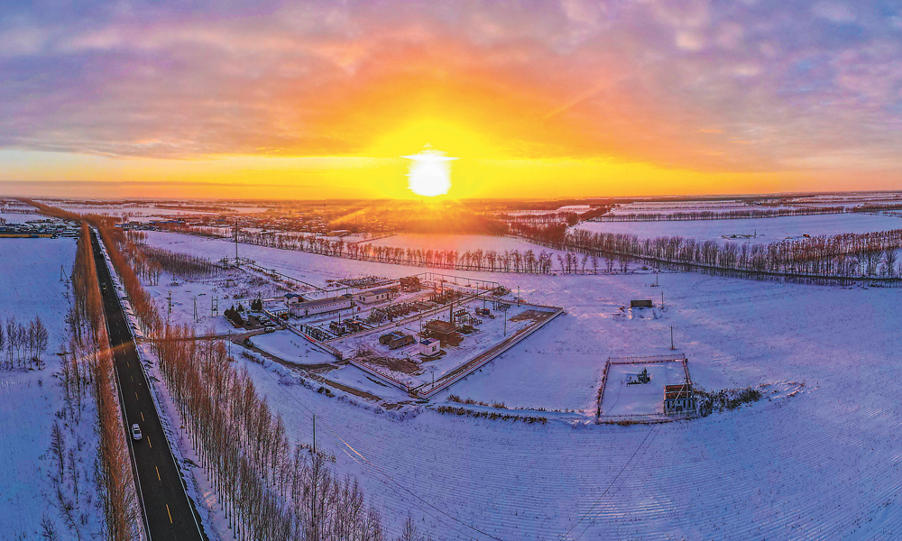 當前，正值沖刺年度任務目標的關鍵時期，中國石油各油氣生產單位統籌生產經營、提質增效、改革管理等各項重要任務。廣大干部員工扎根崗位、苦干實干，克服低溫、風雪等不利影響，以飽滿的熱情奮戰在油氣生產一線。圖為沐浴在朝陽中的大慶油田升深1集氣站。張云普 高乃佳 攝影報道 