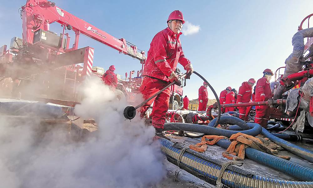 入冬以來，長城鉆探壓裂公司強化重點設備設施檢查維護力度，對施工現場的管線、管匯和各類化工料進行防凍處理。圖為泵工正在用高壓熱蒸汽融化管線上的堅冰。劉芳 趙曙光 攝影報道