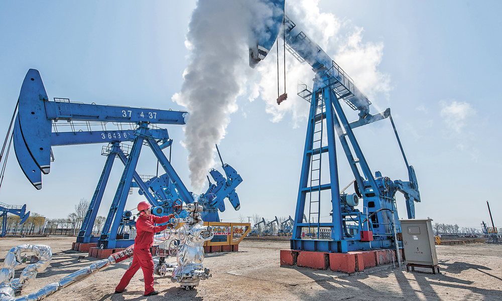 近日，遼河油田金海采油廠針對主力區塊油藏實際，重點圍繞“注夠水、注好水、有效注水、精細注水”開展工作，持續加強注水治理工作，油田管控指標穩定向好，穩產基礎不斷夯實。圖為熱注運行工正在對停注井進行井口及管網泄壓。李浩 孫瑜 紀超 攝影報道 