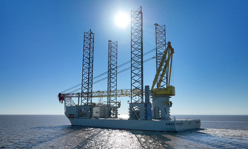 12月20日拍攝的交付起航的3000噸級自升式風電安裝船（無人機照片）。新華社發（許叢軍 攝）