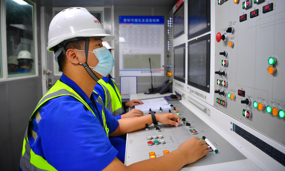 廣湛高鐵正線全長401千米，設計行車時速350千米，線路起于廣州火車站，途經佛山、肇慶、云浮、陽江、茂名、湛江等市，終至湛江北站，工程總投資約998億元，為廣東省建設里程最長、投資最大的高鐵項目。圖為盾構管理人員操作盾構機。