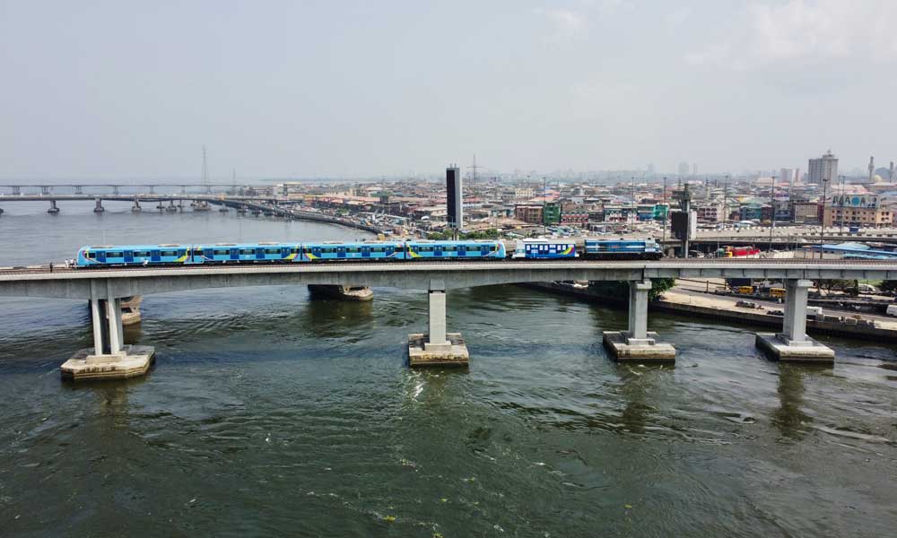 當地時間12月21日，由中國鐵建所屬中國土木總承包，鐵四院設計，中國鐵建大橋局、中鐵建電氣化局參建的西非第一條電氣化輕軌——尼日利亞拉各斯輕軌藍線一期竣工儀式在尼國家大劇院站隆重舉行。圖為行駛中的拉各斯輕軌藍線列車。