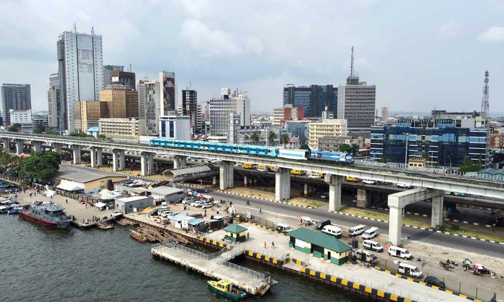 拉各斯輕軌藍線全長約28公里，連接拉各斯商業中心馬瑞納至西部巴達格瑞地區，共設車站11座，設計時速100公里。本次竣工的一期工程為馬瑞納至麥圖段，全長13公里，設立車站5座。圖為行駛中的拉各斯輕軌藍線列車。