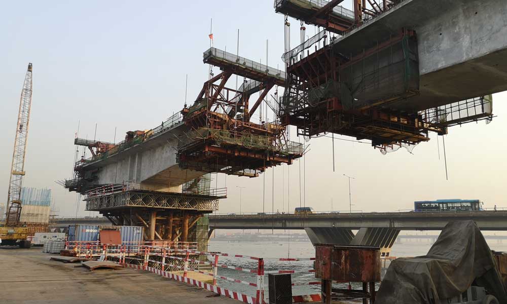 作為非洲第一大人口城市、非洲第一大城市經濟體的拉各斯，輕軌藍線是該州有史以來投資規模最大的基礎設施工程。輕軌全線建成后將極大緩解拉各斯州的交通壓力，為尼日利亞乃至西非其他國家的軌道交通系統規劃與建設提供積極借鑒。圖為拉各斯跨海大橋架設現場。