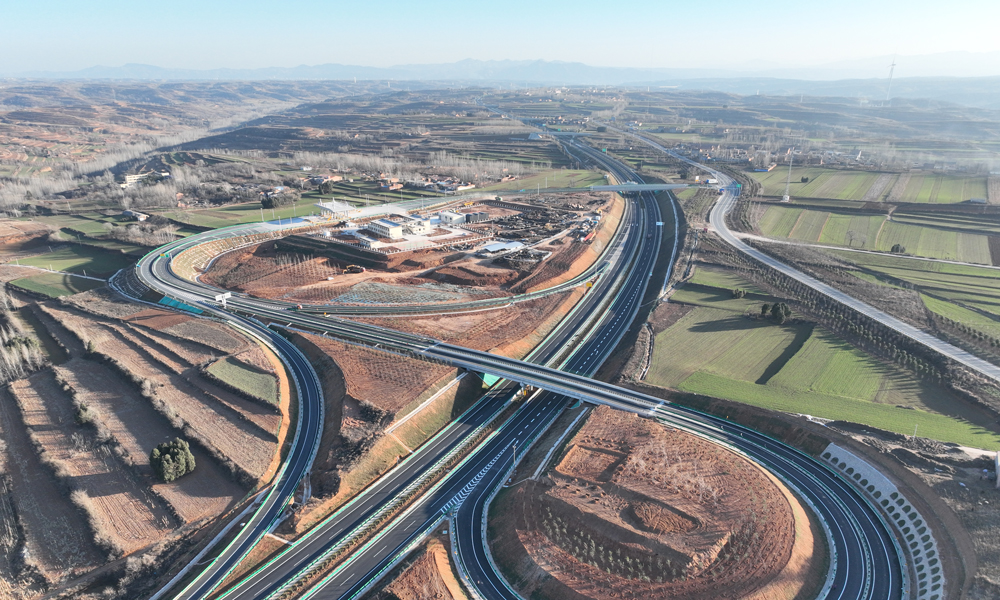 新伊高速是河南省高速公路網規劃的重點線路，是洛陽第二外環高速的重要組成部分。項目起于連霍高速鐵門樞紐互通，在白沙樞紐互通與二廣高速相交，全長81.25公里，按照雙向四車道高速公路標準建設，設計時速100公里。