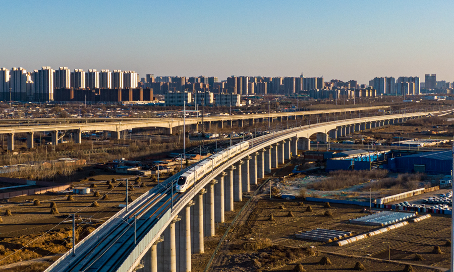 為減少傳統路基土方填料機械碾壓震動對既有運營高鐵路基的影響，以及面對大跨度小半徑曲線橋梁重心不在支撐橋梁橋墩中心上等問題,中鐵電氣化建設團隊大力創新，實現兩個國內首次突破，在國內高速鐵路區間路基工程中首次采用“輕質泡沫混凝土”新材料，在國內轉體梁施工中首次應用“掛籃懸澆+超大節段支架現澆轉體”施工技術，確保了京唐城際鐵路順利建成。