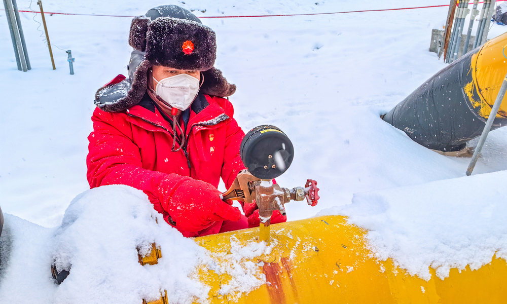 近日，新疆多地出現風雪降溫天氣。新疆油田油氣儲運公司強化隱患排查，對生產各環節嚴格把控，保障冬季天然氣供應工作安全平穩順暢。圖為員工檢查設備。