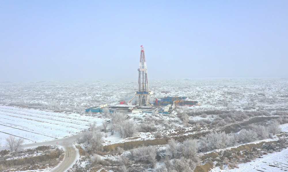 為全力保障油氣生產，目前，西部鉆探克拉瑪依鉆井公司動用50臺鉆機，在零下25攝氏度的低溫下開展鉆井作業。面對近3年來最大規模的冬季施工，該公司堅持進一步優化鉆機部署，以最優流程、最大力量保障生產有序運行。圖為瑪湖生產現場。
