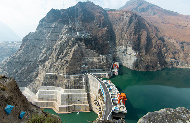 近年來，四川省涼山彝族自治州因地制宜持續推進“三江”（金沙江、雅礱江和大渡河）流域大型水電項目建設，有序推進風電、光伏等發電基地建設，已建成水、風、光清潔能源裝機5872.5萬千瓦，在建和擬建裝機2051多萬千瓦。圖為地跨四川省會東縣和云南省祿勸縣的烏東德水電站，該電站總裝機容量1020萬千瓦（1月3日攝）。新華社記者 江宏景 攝