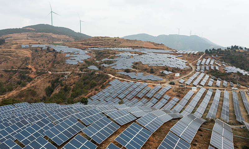 俯瞰雅礱江會理新能源有限責任公司黎州光伏電站發電場一角（無人機照片，1月2日攝）。新華社記者 江宏景 攝