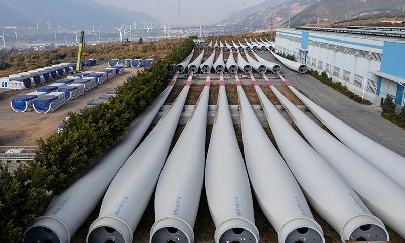 四川省涼山彝族自治州德昌縣風電裝備制造產業園里，風電裝備整齊地擺放在東方電氣風電（涼山）有限公司內（無人機照片，1月2日攝）。新華社記者 江宏景 攝