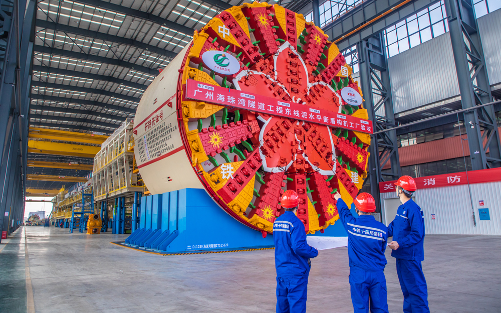 海珠灣隧道線路全長4.35公里，其中盾構段長2077米，管片外徑14.5米，是珠江流域首條超大直徑市政盾構隧道。盾構施工長距離穿越珠江三角洲地區上軟下硬的復雜紅層地質，兩次穿越地層斷裂破碎帶、兩次穿越珠江航道，盾構區間最大埋深48米，是目前廣州乃至全國超大盾構隧道工程中對施工環境和建造水平要求較高的項目之一。圖為“開路先鋒號”盾構機。
