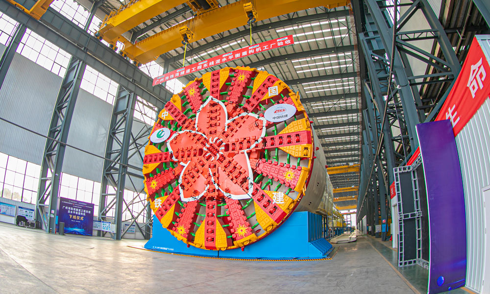 “開路先鋒號”盾構機開挖直徑15.07米，總重約4300噸。針對復雜的地質難題和刀盤結泥餅的技術難題，技術人員對盾構機進行了配置升級，將刀盤開口率提升至37%，配備106把滾刀刀具，并將刀刃距縮減至75毫米增強破巖能力。此外，該盾構機還配置設有7路沖刷管路的氣墊倉底部沖刷系統，運用開挖倉高精度氣液壓力平衡控制技術，采用開挖倉直排、局部內循環和逆洗等泥漿環流模式，為復雜紅層超大直徑盾構安全快速掘進提供有力保障。