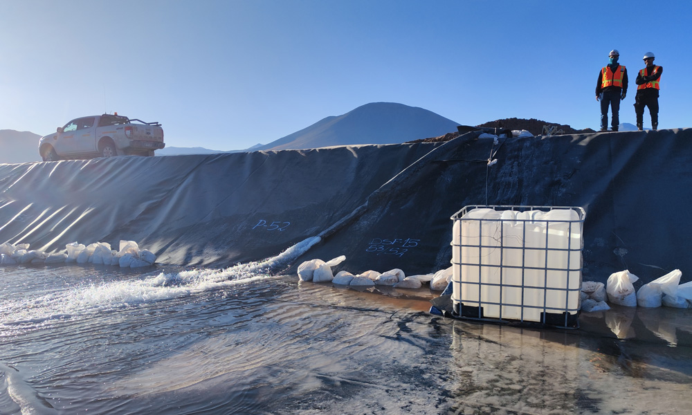 尤耶亞科鹽湖項目建成后，將助力當地年產2萬噸的氯化鋰工廠建設，提取的含量42克/升的濃縮鋰鹽水將送入位于薩爾塔省的一個加工廠加工處置，不僅對進一步整合資源優勢、發展當地鋰電產業具有重要意義，還對推進阿根廷綠色循環產業和資源綜合節約利用有著重要作用。圖為項目注水施工現場。