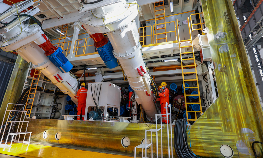 “中鐵1179號”設備寬11.295米、高13.55米，為深圳地鐵12號線沙三站試點項目量身定制，由兩臺設備上下組合而成。針對項目傳統暗挖風險系數高、圓形盾構空間利用率低等問題，中鐵工業本次研制機型采用多刀盤布置方式，多個螺旋機協同控制，通過微臺階開挖技術、姿態測量及控制技術等，實現了淺覆土、大斷面、零間隙開挖功能，有效提高了設備安全可靠性。