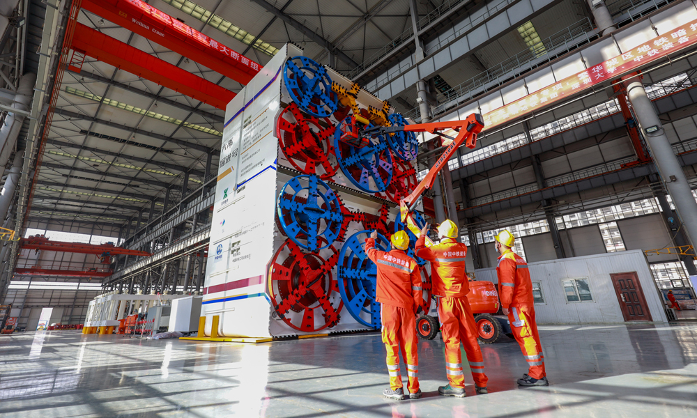 2019年以來，中國工程院院士陳湘生牽頭開展“繁華城區暗挖地鐵車站關鍵技術”科研攻關，深圳地鐵集團、中鐵工業等多家單位“產學研用”緊密融合，在深圳沙三站項目首次將超大斷面組合式矩形盾構頂管機引入地鐵車站建設，在推動大型施工裝備研制的同時，實現地下空間施工工法重大創新。