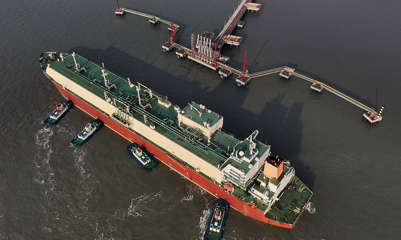 近日，河北省唐山市曹妃甸區中石油唐山LNG（液化天然氣）接收站全力做好京津冀地區冬季天然氣保供工作，統籌協調用氣資源，做好調峰保供。中石油唐山LNG接收站是京津冀地區主要的冬季調峰保供站。圖為1月11日，一艘LNG船在拖輪的協助下向唐山港曹妃甸港區中石油液化天然氣接收站碼頭靠泊（無人機照片）。新華社記者 楊世堯 攝