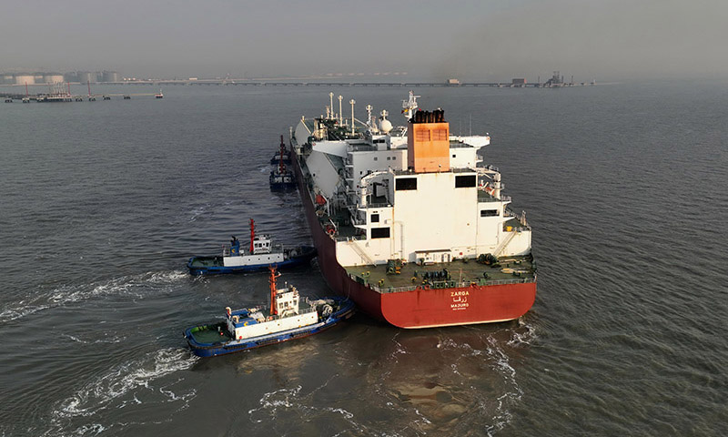 1月11日，一艘LNG船在拖輪的協助下向唐山港曹妃甸港區中石油液化天然氣接收站碼頭靠泊（無人機照片）。新華社記者 楊世堯 攝