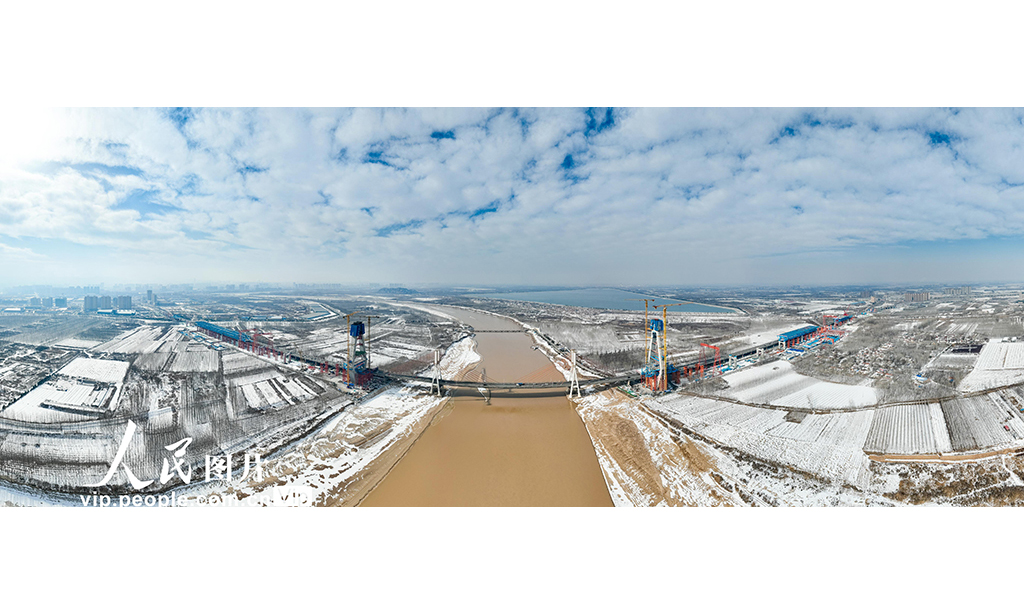 2023年1月16日，山東濟南黃河公路大橋擴建工程正在有序推進。由濟南城市建設集團投資、中交一公局集團承建的濟南黃河公路大橋擴建工程全長7.748公里，總投資95.81億元。徐舟 攝