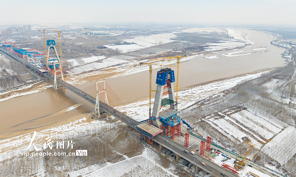 2023年1月16日，山東濟南黃河公路大橋擴建工程正在有序推進。由濟南城市建設集團投資、中交一公局集團承建的濟南黃河公路大橋擴建工程全長7.748公里，總投資95.81億元。徐舟 攝