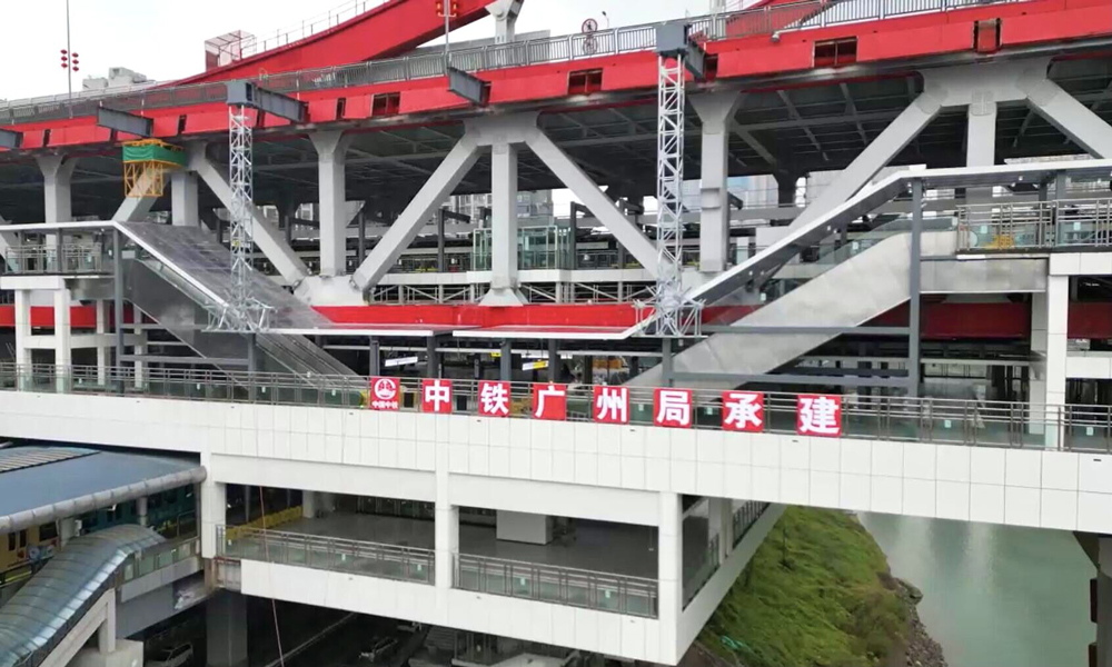 曾家巖站中有40米需跨越正在運營的2號線。為實現2200噸的整體鋼結構平臺安全跨越2號線軌行區架設，項目團隊采用了“步履式頂推施工”工藝，同時通過建立BIM結構模型反復模擬施工工況和驗算，確保了鋼結構平臺在跨越2號線頂推施工中的平衡穩定。項目部還創新并運用了狹小空間新建與既有線地鐵高架車站改造施工技術、淺埋雙線地鐵隧道下穿斜坡面舊宅居民樓暗挖施工技術等，共獲得國家公路工法2項、授權專利8項。