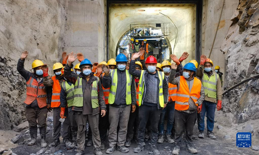 由中國電力建設集團下屬中電建十一局承建的尼泊爾塔納湖水電站第2標段項目2023年1月18日完成尾水洞襯砌混凝土澆筑，為后續施工打下堅實基礎。圖為1月18日，工人慶祝尼泊爾塔納湖水電站第2標段項目完成尾水洞襯砌混凝土澆筑。