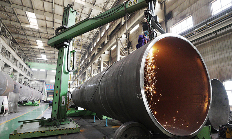 作為我國發電設備制造業的領軍企業，哈電集團所屬企業在春節期間加緊生產，保障訂單完成進度，力爭新春“開門紅”。圖為1月25日，工人在哈電集團哈爾濱鍋爐廠有限責任公司生產車間內作業。新華社記者 王建威 攝