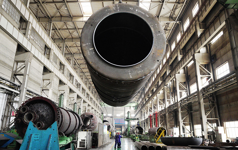 1月25日，工人在哈電集團哈爾濱鍋爐廠有限責任公司生產車間內作業。新華社記者 王建威 攝