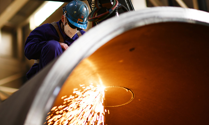 1月25日，工人在哈電集團哈爾濱鍋爐廠有限責任公司生產車間內作業。新華社記者 王建威 攝