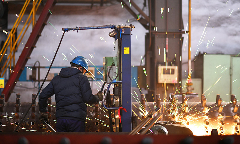 1月25日，工人在哈電集團哈爾濱鍋爐廠有限責任公司生產車間內作業。新華社記者 王建威 攝