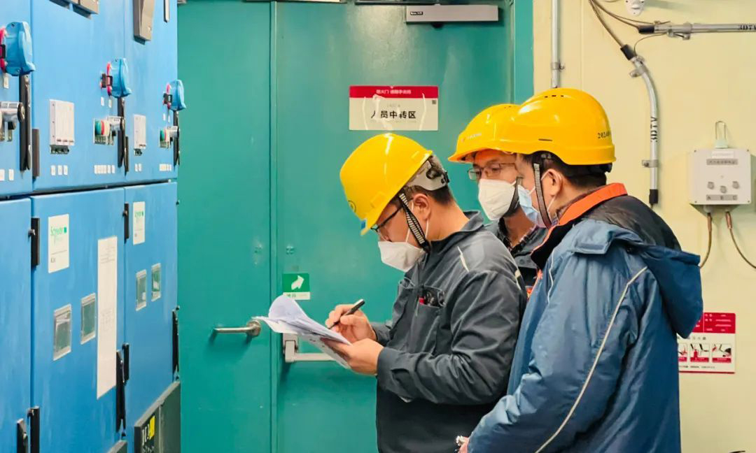 1月28日，正趕上紅沿河核電3號機組大修B列停盤后的恢復送電工作。送電工作是此次大修后半段關鍵路徑執行的前提，關乎大修后續工作的順利推進。遼寧紅沿河核電有限公司大修團隊嚴格執行各項操作，為大修后續工作安全順利推進作出貢獻。