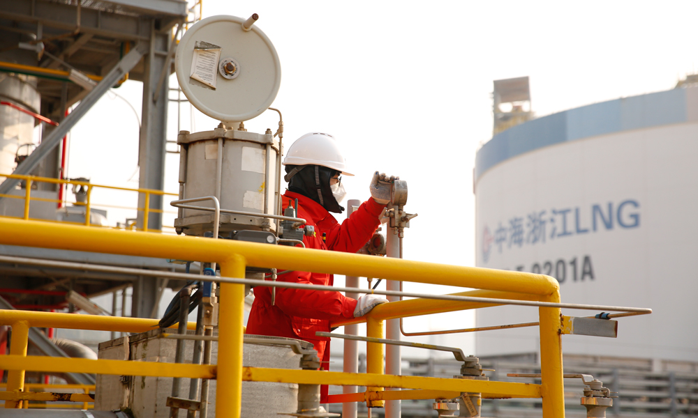春節期間，數萬名中國海油的建設者奮戰在增儲上產、能源保供的第一線，他們用海油人的“奮斗指數”換來千家萬戶的“幸福指數”。圖為近日，氣電集團浙江LNG接收站工藝人員對設備開展細致巡檢，保障天然氣平穩外輸。崔偉永 攝