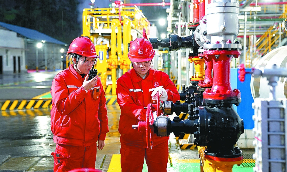 中國石化江漢油田成立領導小組協調天然氣供應及應急工作，持續加大保民用、保醫院應急供氣力度，春節期間日供氣量達2000萬立方米。圖為1月21日，采氣廠員工巡檢天然氣凈化裝置。