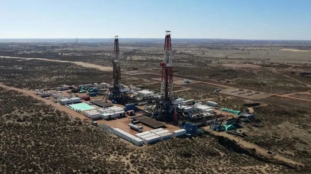 新年開局，長慶油田以“實”字當頭、“干”字為先，牢牢把握增儲上產主動權，持續提升天然氣冬季保供能力。1月份，長慶油田累計生產原油219.03萬噸，天然氣48.07億立方米，油氣當量達到602.06萬噸，同比增加15.36萬噸。王友花 攝