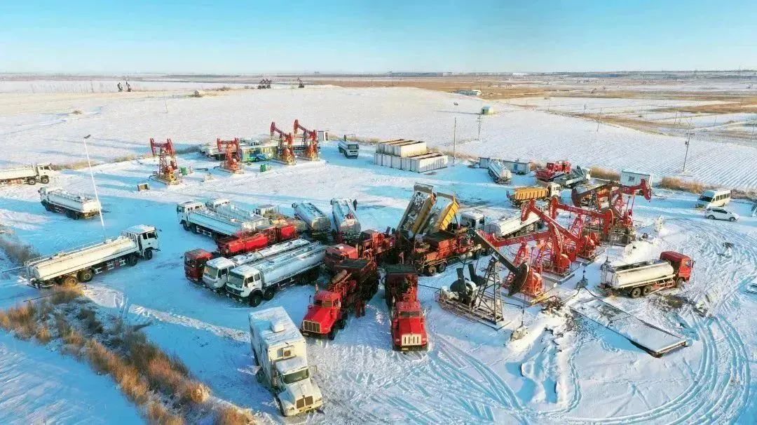 新年伊始，吉林油田克服冬季氣溫較低等實際困難，以促進主力油田效益穩產為導向，盯緊本質扭虧中心任務，全力以赴抓油氣穩產、增產。1月份，吉林油田生產原油41萬噸，同比增長1.48%；生產天然氣9183萬立方米，超計劃5.79%。周昕林 攝