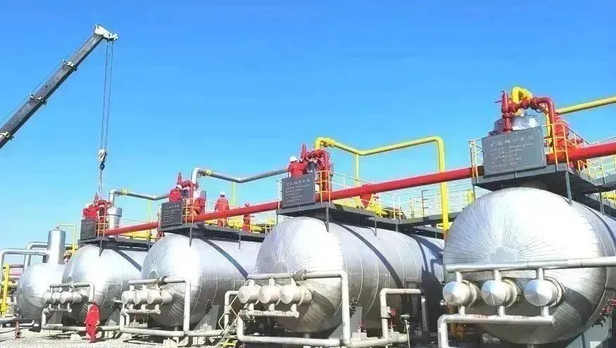 面對含水率高、采出程度高、產量遞減率高等不利因素，大港油田公司深入踐行“沖、搶、穩、保”四字方針，全力打好老油田穩產上產進攻仗。1月份，大港油田公司實現生產開門紅，全月實現原油生產34萬噸、天然氣5700萬立方米，油氣均超計劃線運行。王洪珍 攝