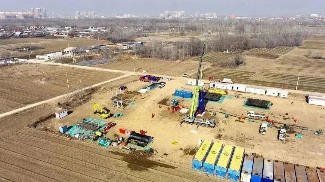 新年首月，華北油田拉滿弓、鉚足勁，實施老油田“壓艙石工程”。1月份，華北油田完成實施60口，日增油143噸，階段增油2895噸，超額完成1月油水井進攻性措施。截至目前，原油、天然氣、煤層氣產量均超出計劃運行，其中煤層氣產量同比增加44%。劉天一 攝