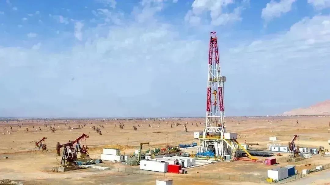 新年開局，吐哈油田開發系統按照總體部署，20部鉆機有序啟動，60部作業動力全面鋪開，在鄯善、魯克沁、三塘湖等區域擺開上產戰場。1月份，吐哈油田原油日產同比提高5%，天然氣日產保持80萬立方米以上穩產。王希瑞 攝