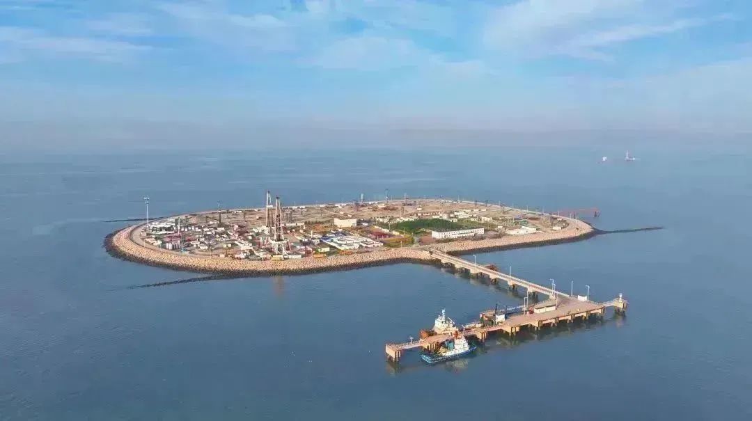 近日，冀東油田大力實施本部穩產攻堅、西部天然氣達產等六大重點工程，做好“質量效益”和“規模效益”兩篇文章，高質量發展動能更加強勁。1月份，冀東油田生產原油8.94萬噸、天然氣4124萬立方米，累計生產油氣當量產量12.22萬噸，同比增加10.31%。朱米福 攝